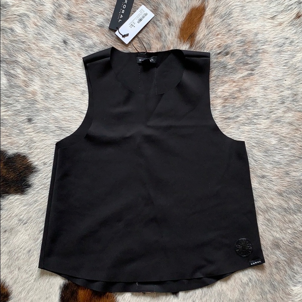 Black sleeveless workout tank top